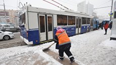 Сотрудники коммунальных служб убирают снег в Москве. 31 января 2018 Сотрудники коммунальных служб убирают снег в Москве. 31 января 2018