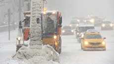 Снегоуборочная техника коммунальных служб во время уборки последствий снегопада в Москве. Снегоуборочная техника коммунальных служб во время уборки последствий снегопада в Москве.