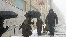 Прохожие на лестнице подземного перехода во время снегопада в Москве. 4 февраля 2018 Прохожие на лестнице подземного перехода во время снегопада в Москве. 4 февраля 2018