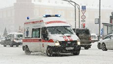 Машина реанимации во время снегопада на Тверской улице в Москве. 4 февраля 2018 Машина реанимации во время снегопада на Тверской улице в Москве. 4 февраля 2018