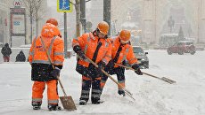 Сотрудники коммунальных служб убирают последствия снегопада на Тверской улице в Москве. 4 февраля 2018 Сотрудники коммунальных служб убирают последствия снегопада на Тверской улице в Москве. 4 февраля 2018