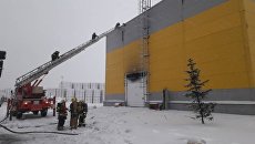 Сотрудники МЧС во время тушения пожара в деревне Аннолово на заводе ТехноНиколь. 5 февраля 2018 Сотрудники МЧС во время тушения пожара в деревне Аннолово на заводе ТехноНиколь. 5 февраля 2018