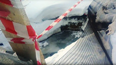 Яма, в которую провалились дети в поселке Колывань. Архивное фото Яма, в которую провалились дети в поселке Колывань. Архивное фото