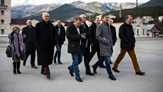 Участники немецкой делегации депутатов от партии Альтернатива для Германии осматривают винодельческий завод Массандра в рамках своего официального визита в Крым. 5 февраля 2018 Участники немецкой делегации депутатов от партии Альтернатива для Германии осматривают винодельческий завод Массандра в рамках своего официального визита в Крым. 5 февраля 2018