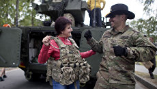 Солдат армии США танцует с женщиной во время военных учений Dragoon Ride II в 160 км от Вильнюса, Литва Солдат армии США танцует с женщиной во время военных учений Dragoon Ride II в 160 км от Вильнюса, Литва