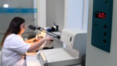 Сотрудница цифровой лаборатории для диагностики рака Сотрудница цифровой лаборатории для диагностики рака