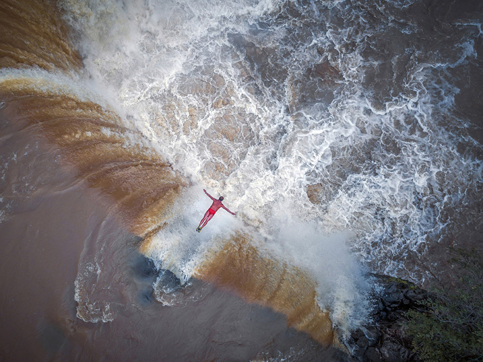 Снимок Герой водопада (飞瀑英雄) фотографа Шэнь Минь (沈旻), занявший второе место в категории Портрет.Профессионалы Снимок Герой водопада (飞瀑英雄) фотографа Шэнь Минь (沈旻), занявший второе место в категории Портрет.Профессионалы