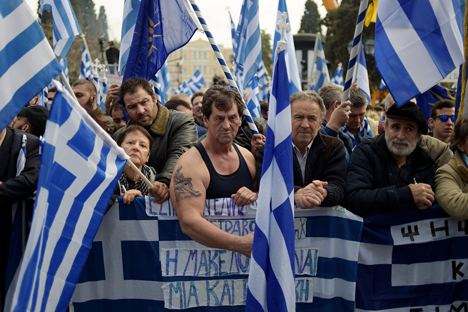 Участники митинга в Афинах, Греция. 4 февраля 2018 года Участники митинга в Афинах, Греция. 4 февраля 2018 года