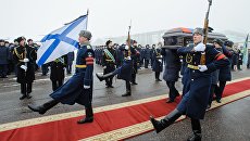 Военнослужащие на церемонии прощания с летчиком Романом Филиповым, погибшим в Сирии. 8 февраля 2018 Военнослужащие на церемонии прощания с летчиком Романом Филиповым, погибшим в Сирии. 8 февраля 2018