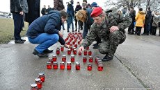 Крымчане выложили из свечей слово Гордимся в память о летчике Романе Филипове Крымчане выложили из свечей слово Гордимся в память о летчике Романе Филипове