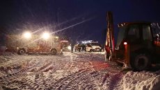 Сотрудники МЧС России в Раменском районе Московской области, где потерпел крушение самолет Ан-148 Саратовских авиалиний рейса 703 Москва-Орск. 11 февраля 2018 Сотрудники МЧС России в Раменском районе Московской области, где потерпел крушение самолет Ан-148 Саратовских авиалиний рейса 703 Москва-Орск. 11 февраля 2018