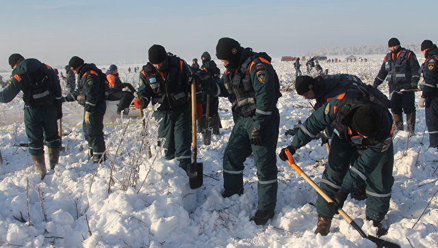 Сотрудники МЧС во время поисковых работ в районе падение самолета Ан-148