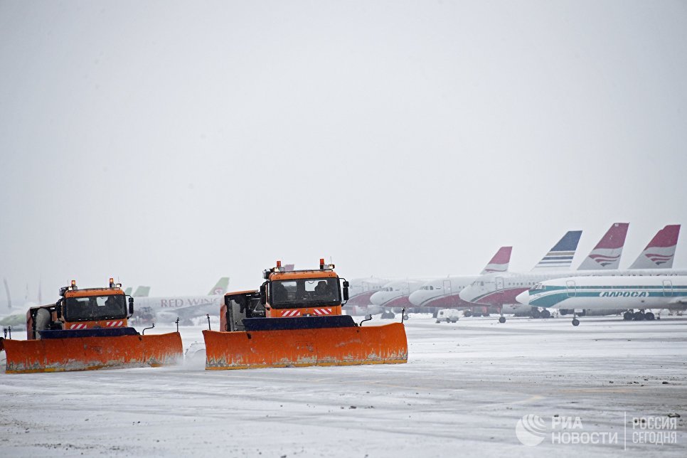 Снегоуборочная техника во время уборки в аэропорту Домодедово Снегоуборочная техника во время уборки в аэропорту Домодедово