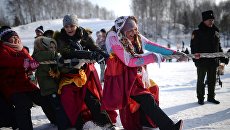 Состязание по перетягиванию каната на праздничных гуляниях, посвященных проводам Широкой Масленицы в Новосибирской области. 17 февраля 2018 Состязание по перетягиванию каната на праздничных гуляниях, посвященных проводам Широкой Масленицы в Новосибирской области. 17 февраля 2018
