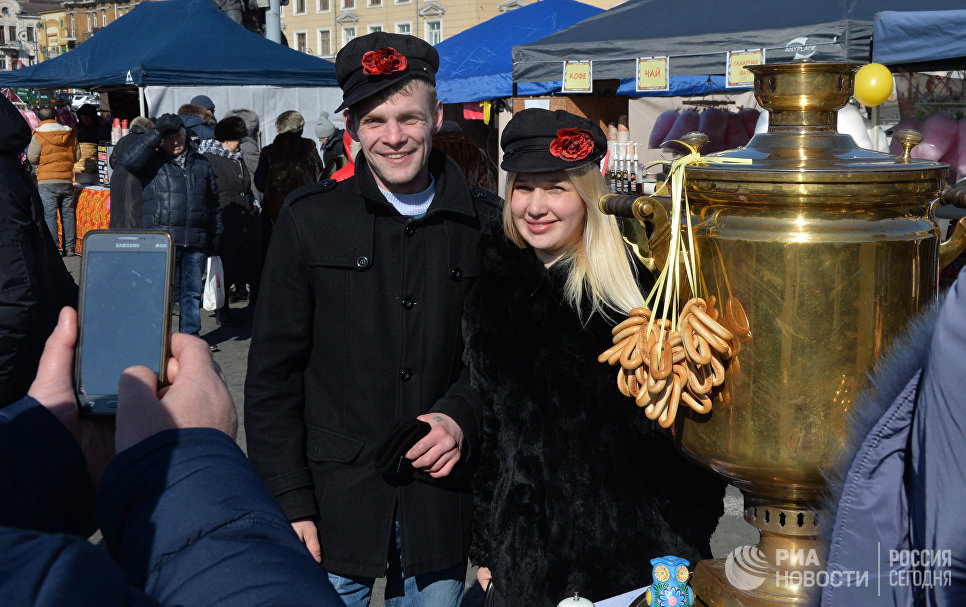 Посетители праздничной ярмарки Широкой Масленицы на центральной площади Владивостока. 17 февраля 2018 Посетители праздничной ярмарки Широкой Масленицы на центральной площади Владивостока. 17 февраля 2018