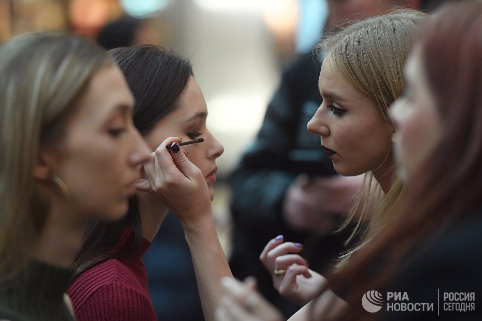 Девушка во время макияжа на открытом кастинге национального конкурса Мисс Россия в торговом центре Афимолл Сити в Москве Девушка во время макияжа на открытом кастинге национального конкурса Мисс Россия в торговом центре Афимолл Сити в Москве