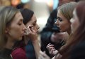 Девушка во время макияжа на открытом кастинге национального конкурса Мисс Россия в торговом центре Афимолл Сити в Москве Девушка во время макияжа на открытом кастинге национального конкурса Мисс Россия в торговом центре Афимолл Сити в Москве