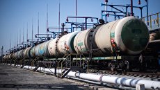 Цистерны на нефтебазе. Архивное фото Цистерны на нефтебазе. Архивное фото