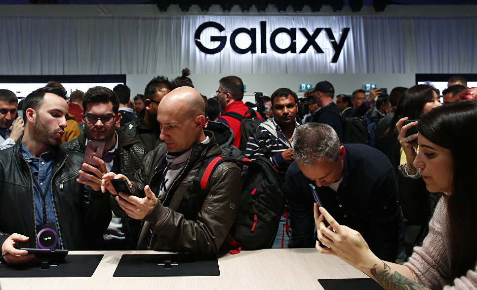 Люди во время презентации новых смартфонов Samsung Galaxy S9 и S9+ на мероприятии Samsung Galaxy Unpacked 2018 в Барселоне, Испания. 25 февраля 2018 года