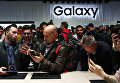 Люди во время презентации новых смартфонов Samsung Galaxy S9 и S9+ на мероприятии Samsung Galaxy Unpacked 2018 в Барселоне, Испания. 25 февраля 2018 года Люди во время презентации новых смартфонов Samsung Galaxy S9 и S9+ на мероприятии Samsung Galaxy Unpacked 2018 в Барселоне, Испания. 25 февраля 2018 года