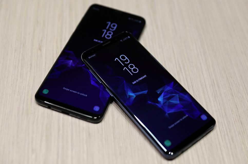 Новые смартфоны Samsung S9 и S9 Plus после церемонии презентации на Mobile World Congress в Барселоне, Испания. 25 февраля 2018 года