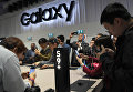 Люди во время презентации нового смартфона Samsung Galaxy S9+ на мероприятии Samsung Galaxy Unpacked 2018 в Барселоне, Испания. 25 февраля 2018 года Люди во время презентации нового смартфона Samsung Galaxy S9+ на мероприятии Samsung Galaxy Unpacked 2018 в Барселоне, Испания. 25 февраля 2018 года