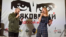 Участники поэтического баттла на станции метро Маяковская. 27 февраля 2018 Участники поэтического баттла на станции метро Маяковская. 27 февраля 2018