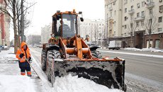 Сотрудники коммунальных служб убирают последствия снегопада на Тверской улице в Москве. Архивное фото Сотрудники коммунальных служб убирают последствия снегопада на Тверской улице в Москве. Архивное фото