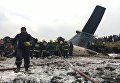 Спасатели на месте крушения самолета авиакомпании US-Bangla Airlines в Катманду, Непал. 12 марта 2018 Спасатели на месте крушения самолета авиакомпании US-Bangla Airlines в Катманду, Непал. 12 марта 2018