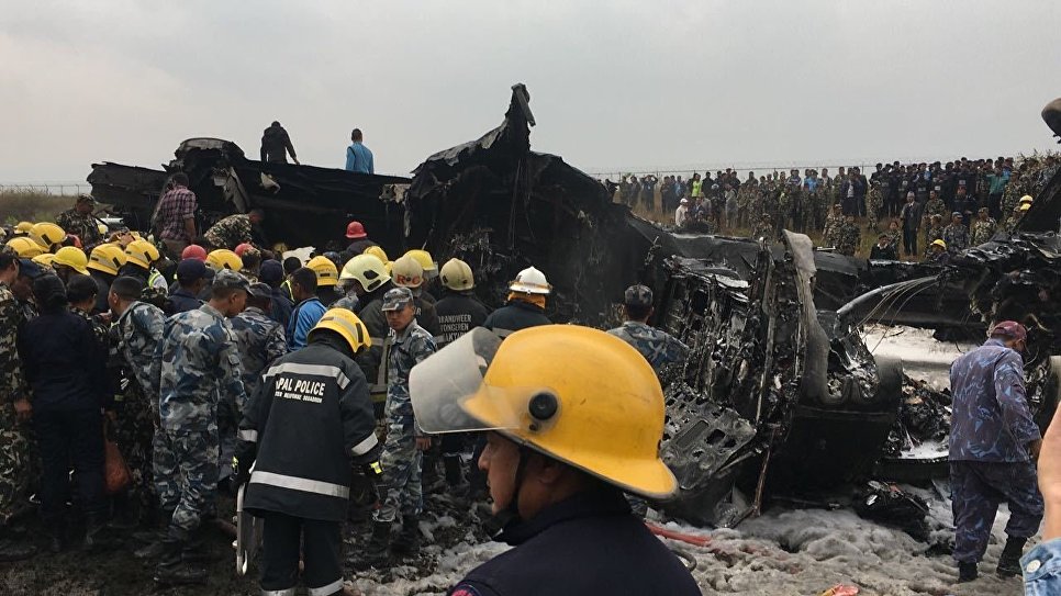 Спасатели на месте крушения самолета авиакомпании US-Bangla Airlines в Катманду, Непал. 12 марта 2018 Спасатели на месте крушения самолета авиакомпании US-Bangla Airlines в Катманду, Непал. 12 марта 2018