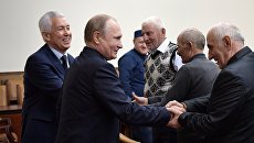 Владимир Путин во время встречи с представителями общественности республики в Махачкале. 13 марта 2018 Владимир Путин во время встречи с представителями общественности республики в Махачкале. 13 марта 2018