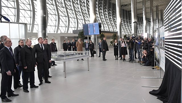 Президент РФ Владимир Путин во время осмотра нового аэровокзального комплекса международного аэропорта Симферополь. 14 марта 2018