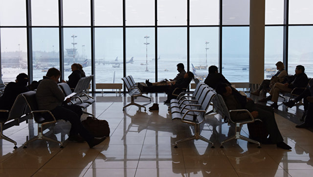 Пассажиры в зале ожидания в аэропорту Шереметьево. архивное фото