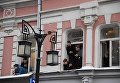 Молодые люди в окнах Школы-студии МХАТ в Камергерском переулке во время прощания с актером и режиссером Олегом Табаковым Молодые люди в окнах Школы-студии МХАТ в Камергерском переулке во время прощания с актером и режиссером Олегом Табаковым