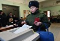 Женщина опускает бюллетень в урну на выборах президента РФ на избирательном участке №76 в Москве. 18 марта 2018 Женщина опускает бюллетень в урну на выборах президента РФ на избирательном участке №76 в Москве. 18 марта 2018