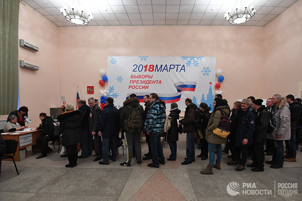 Избиратели в городе Байконур во время выборов президента РФ, Казахстан. 18 марта 2018
