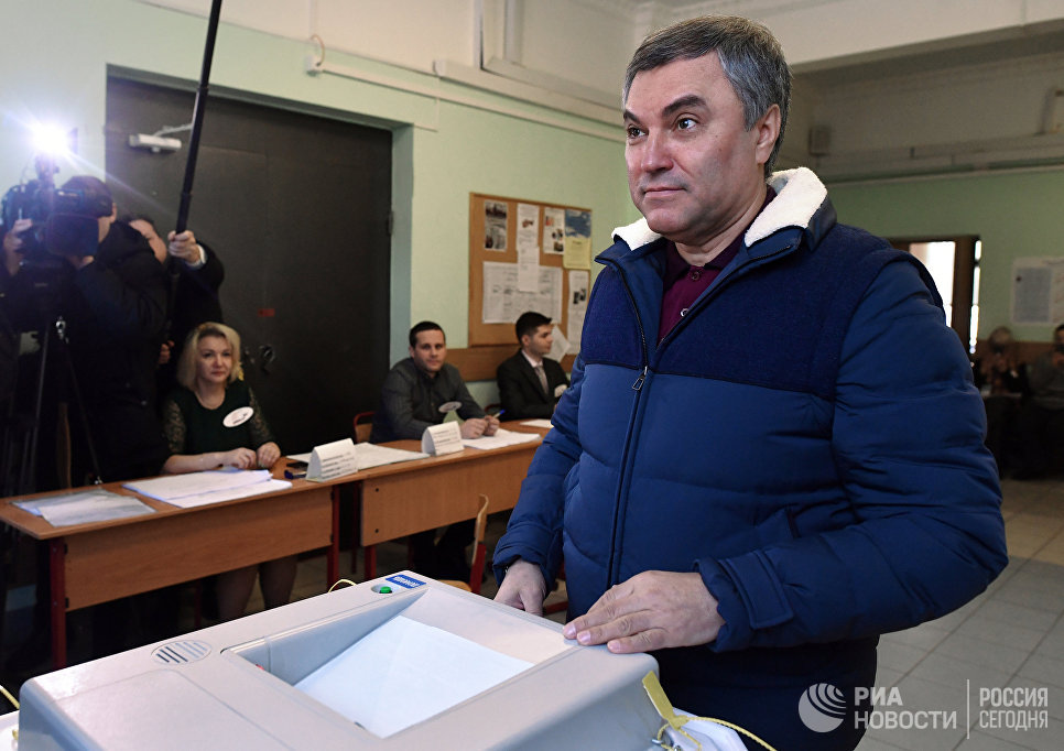 Председатель Государственной Думы РФ Вячеслав Володин во время голосования на выборах президента РФ на избирательном участке №76 в Москве. 18 марта 2018 Председатель Государственной Думы РФ Вячеслав Володин во время голосования на выборах президента РФ на избирательном участке №76 в Москве. 18 марта 2018