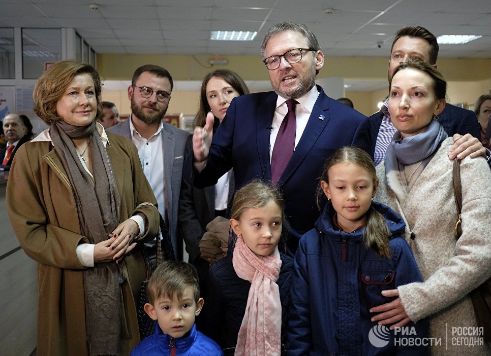 Кандидат в президенты РФ от Партии Роста Борис Титов со своей семьей на избирательном участке №29-02 в поселке Абрау-Дюрсо во время выборов президента РФ. 18 марта 2018 Кандидат в президенты РФ от Партии Роста Борис Титов со своей семьей на избирательном участке №29-02 в поселке Абрау-Дюрсо во время выборов президента РФ. 18 марта 2018