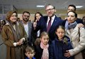 Кандидат в президенты РФ от Партии Роста Борис Титов со своей семьей на избирательном участке №29-02 в поселке Абрау-Дюрсо во время выборов президента РФ. 18 марта 2018 Кандидат в президенты РФ от Партии Роста Борис Титов со своей семьей на избирательном участке №29-02 в поселке Абрау-Дюрсо во время выборов президента РФ. 18 марта 2018
