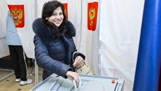 Женщина голосует на выборах президента РФ. Архивное фото Женщина голосует на выборах президента РФ. Архивное фото