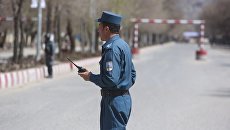 Полиция патрулирует улицы после теракта перед университетом в Кабуле. Архивное фото Полиция патрулирует улицы после теракта перед университетом в Кабуле. Архивное фото
