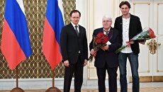 Владимир Мединский, оператор Геннадий Карюк и актер Иван Колесников на церемонии вручения премий в области культуры за 2017 год. 21 марта 2018 Владимир Мединский, оператор Геннадий Карюк и актер Иван Колесников на церемонии вручения премий в области культуры за 2017 год. 21 марта 2018