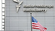 Вывеска на здании штаб-квартиры международной радиовещательной организации Радио Свободная Европа в Праге. Архивное фото Вывеска на здании штаб-квартиры международной радиовещательной организации Радио Свободная Европа в Праге. Архивное фото