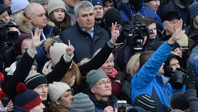 Митинг в память о жертвах пожара в ТЦ Зимняя вишня на площади Советов у здания администрации в Кемерово. 27 марта 2018