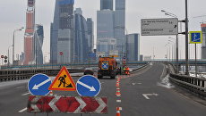 Рабочие ремонтируют участок дороги в Москве. Архивное фото Рабочие ремонтируют участок дороги в Москве. Архивное фото