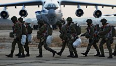 Воздушно-десантные войска на аэродроме во время тактических учений. Архивное фото Воздушно-десантные войска на аэродроме во время тактических учений. Архивное фото