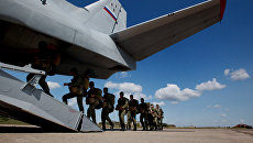 Военнослужащие десантно-штурмовой бригады ВДВ заходят в транспортный самолет Ан-26. Архивное фото Военнослужащие десантно-штурмовой бригады ВДВ заходят в транспортный самолет Ан-26. Архивное фото