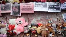Мемориал на площади Труда в Екатеринбурге, посвященный погибшим при пожаре в торговом центре Зимняя вишня в Кемерово. Архивное фото Мемориал на площади Труда в Екатеринбурге, посвященный погибшим при пожаре в торговом центре Зимняя вишня в Кемерово. Архивное фото
