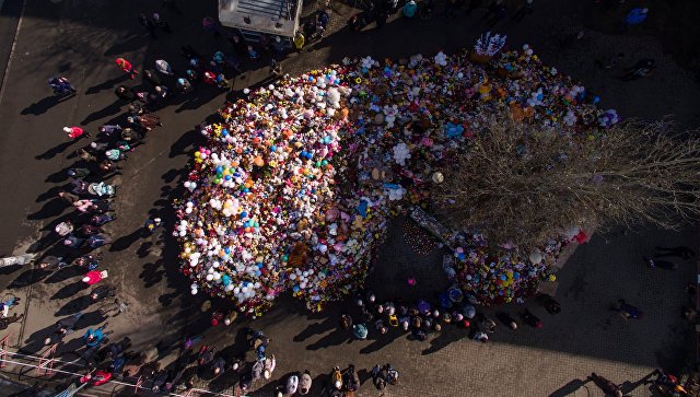 Мемориал из цветов и воздушных шаров в память о жертвах пожара в торгово-развлекательном центре Зимняя вишня в Кемерово. 29 марта 2018