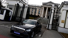 Автомобиль выезжает с территории посольства России в Варшаве. 26 марта 2018 Автомобиль выезжает с территории посольства России в Варшаве. 26 марта 2018